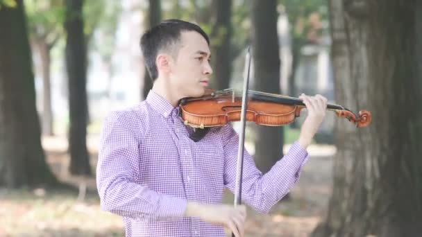 Lustiger asiatischer Mann spielt Geige — Stockvideo