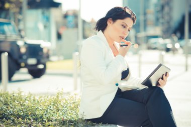 İş kadını şehirde tablet kullanma