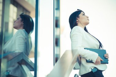 Tabletli iş kadını