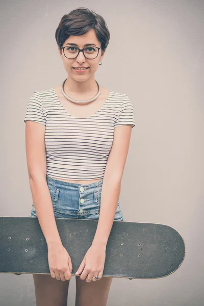 Hipster νεαρή γυναίκα με skate — Φωτογραφία Αρχείου