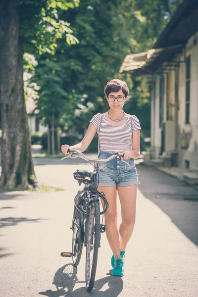 Jeune femme hipster avec vélo — Photo