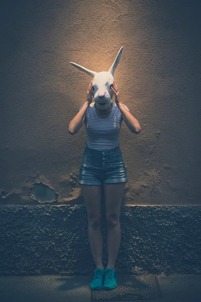 Junge Hipsterfrau mit Hasenmaske — Stockfoto