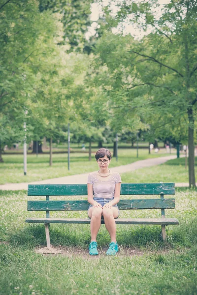 Joven mujer hipster — Foto de Stock