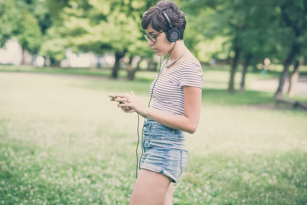 Junge Hipsterfrau hört Musik — Stockfoto