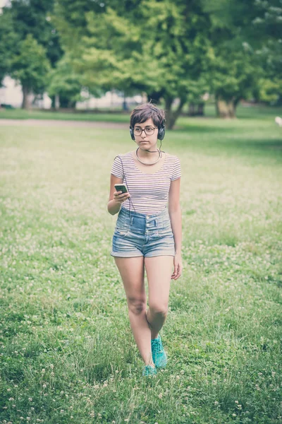 Jonge hipster vrouw luisteren naar muziek — Stockfoto