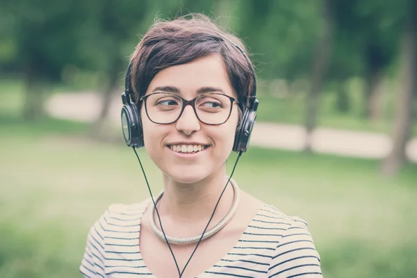 Unga hipster kvinna lyssna på musik — Stockfoto