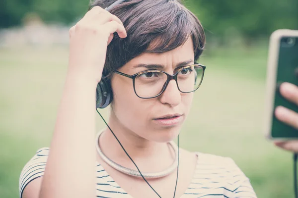 Kobieta młody hipster słuchanie muzyki selfie — Zdjęcie stockowe