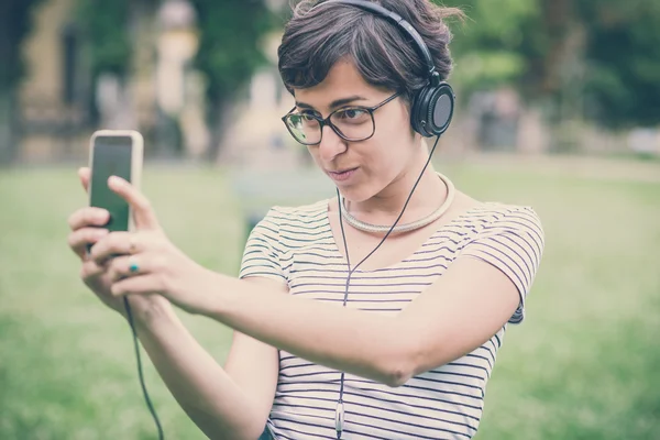 Junge Hipsterfrau hört Musik-Selfie — Stockfoto