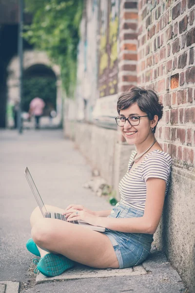 Dizüstü bilgisayar kullanan genç hipster kadın — Stok fotoğraf