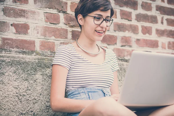 Jeune femme hipster en utilisant un ordinateur portable — Photo