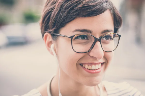 Junge Hipsterfrau hört Musik — Stockfoto