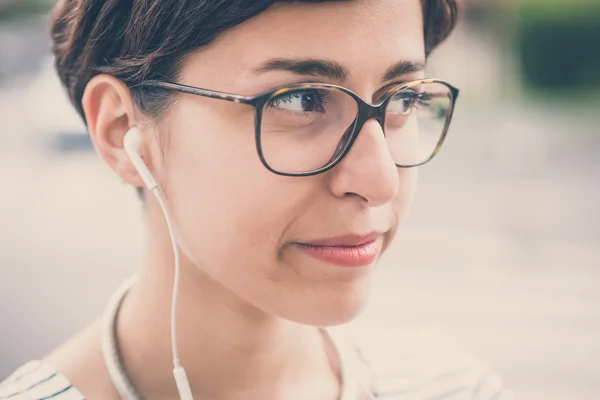 Unga hipster kvinna lyssna på musik — Stockfoto