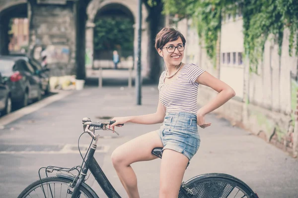 Junge Hipster-Frau mit Fahrrad — Stockfoto