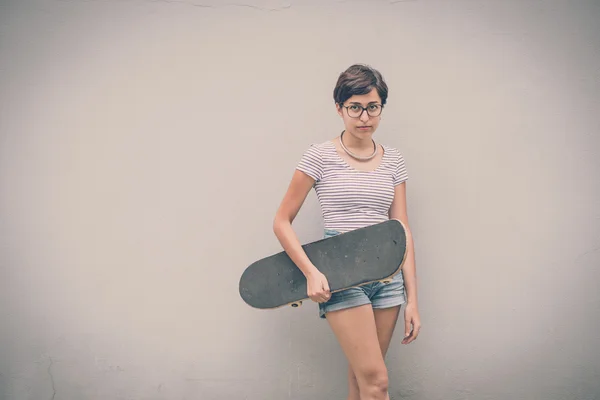 Jonge hipster vrouw met skate — Stockfoto