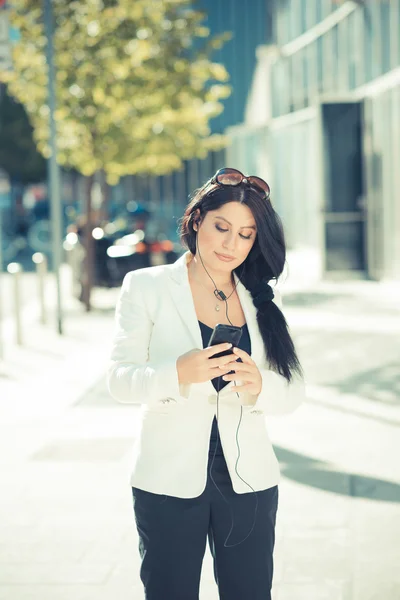 Elegante Geschäftsfrau mit Smartphone — Stockfoto