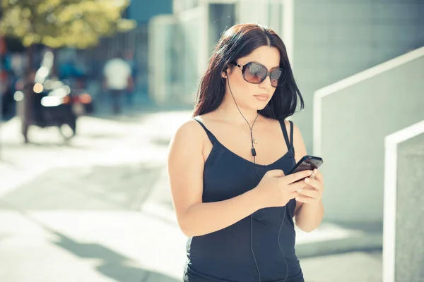 Elegante zakenvrouw gebruikend smartphone — Stockfoto