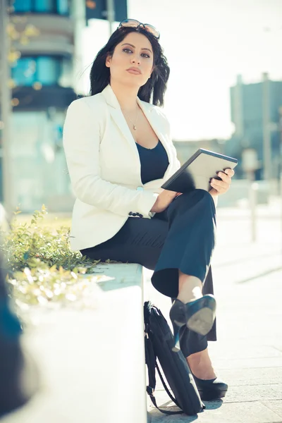 Mujer de negocios usando tableta en la ciudad — Foto de Stock