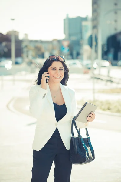 Geschäftsfrau nutzt Tablet und telefoniert — Stockfoto