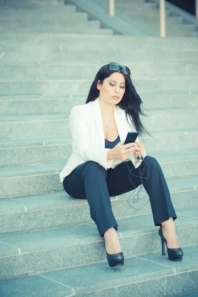 Mujer de negocios usando smartphone — Foto de Stock