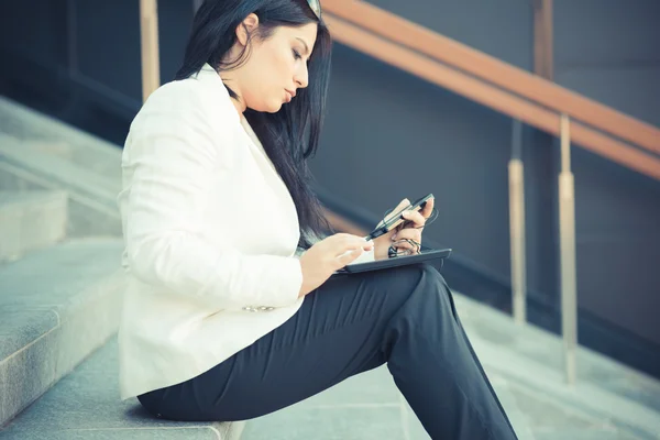 Elegante donna d'affari utilizzando smartphone — Foto Stock