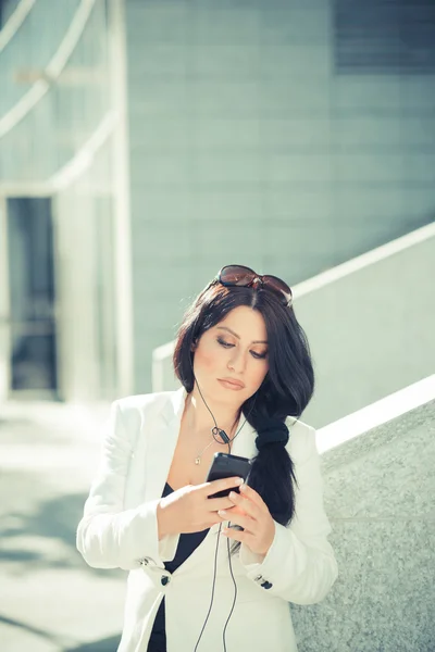 Elegante zakenvrouw gebruikend smartphone — Stockfoto