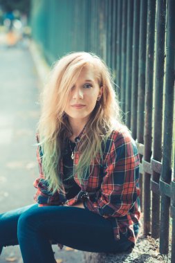 genç güzel sarışın kadın hipster