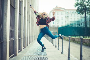 genç güzel sarışın kadın hippi müzik dinleme