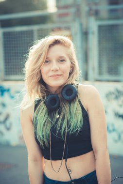 genç güzel sarışın kadın hippi müzik dinleme