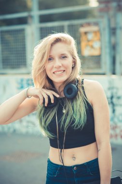 genç güzel sarışın kadın hippi müzik dinleme