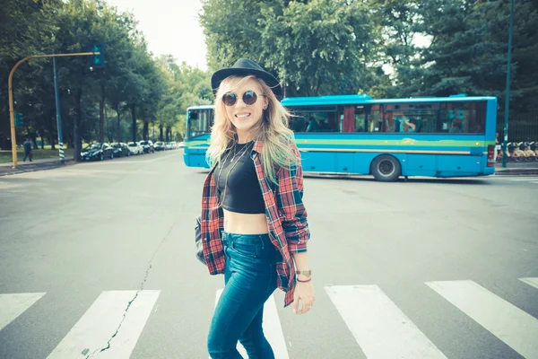 Bela jovem loira cabelo mulher hipster — Fotografia de Stock