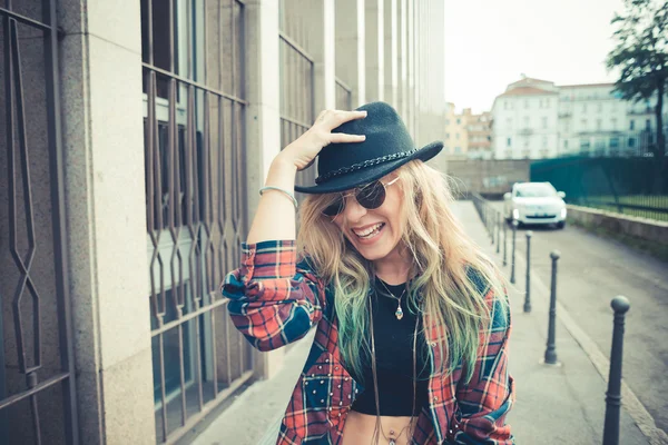 Kaunis nuori blondi hiukset nainen hipster — kuvapankkivalokuva