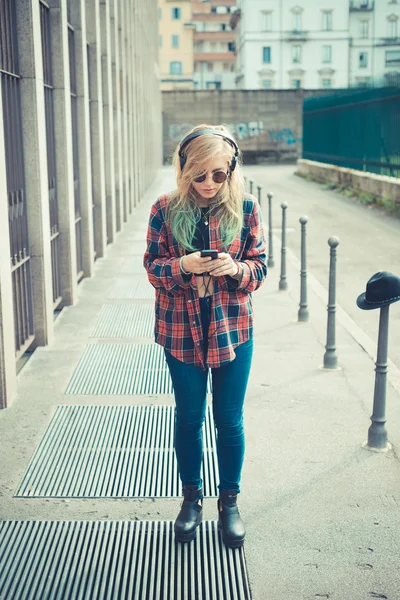 Όμορφη νεαρή ξανθιά μαλλιά γυναίκα hipster — Φωτογραφία Αρχείου