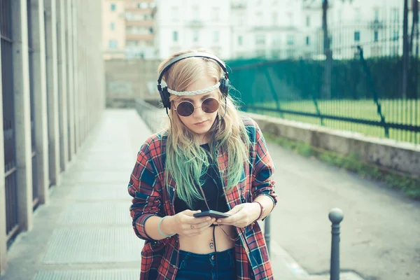 Hermosa joven rubia cabello mujer hipster escuchar música —  Fotos de Stock