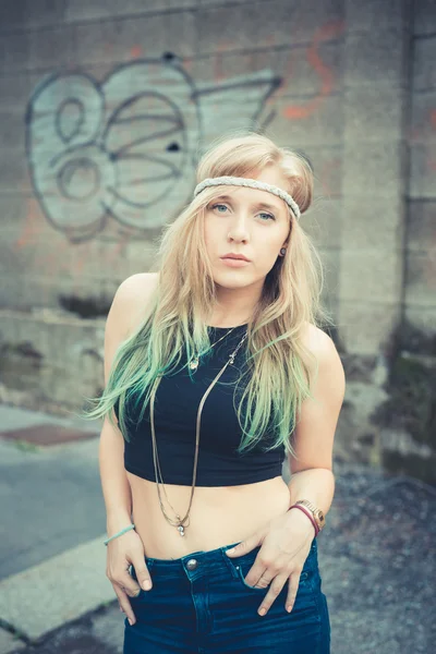 Vackra unga blonda hår kvinna hipster — Stockfoto