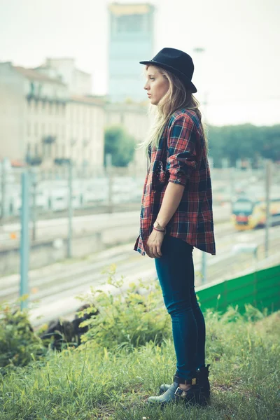 Bela jovem loira cabelo mulher hipster — Fotografia de Stock