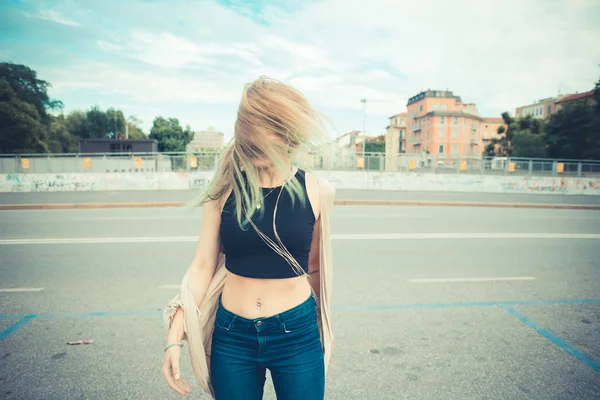 Mooie jonge blonde haren vrouw hipster — Stockfoto