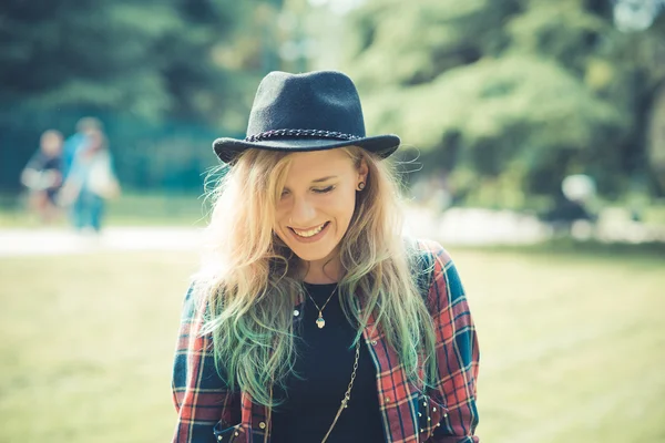 Mooie jonge blonde haren vrouw hipster — Stockfoto