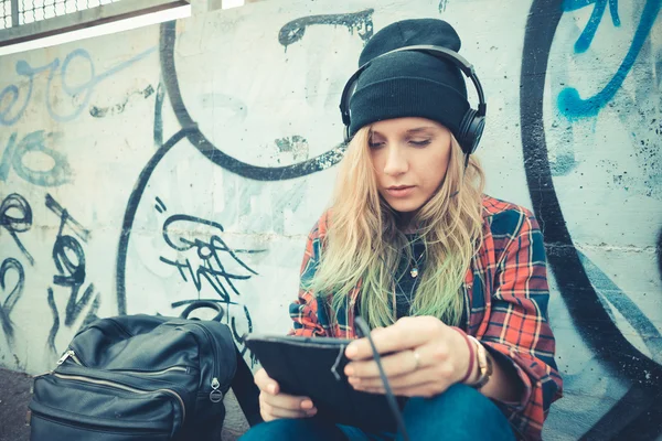 Vackra unga blonda hår kvinna hipster lyssnar musik — Stockfoto