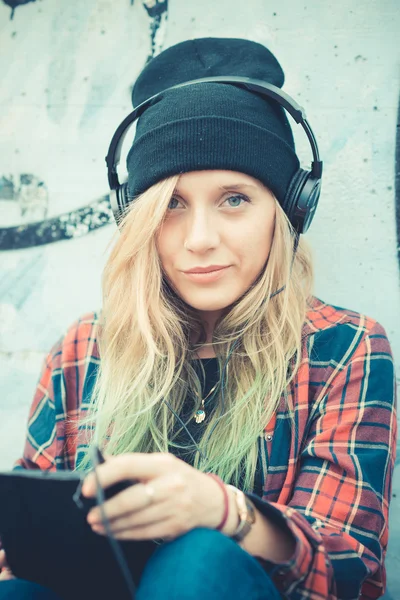 Beautiful young blonde hair woman hipster listening music — Stock Photo, Image