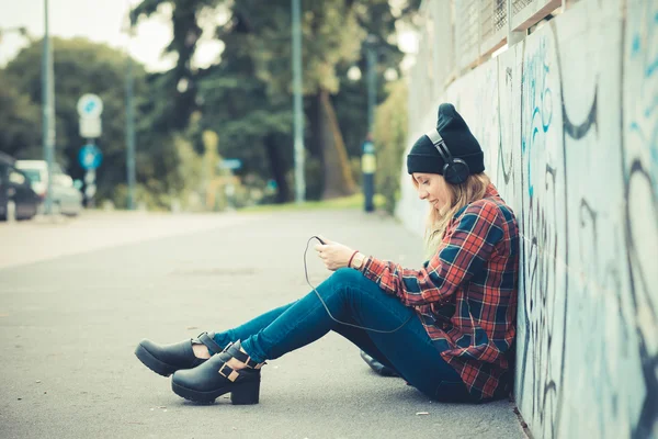 Mooie jonge blonde haren vrouw hipster luisteren muziek — Stockfoto