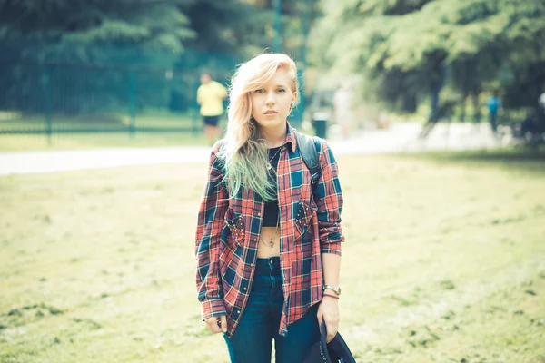 Belle jeune femme blonde cheveux hipster — Photo