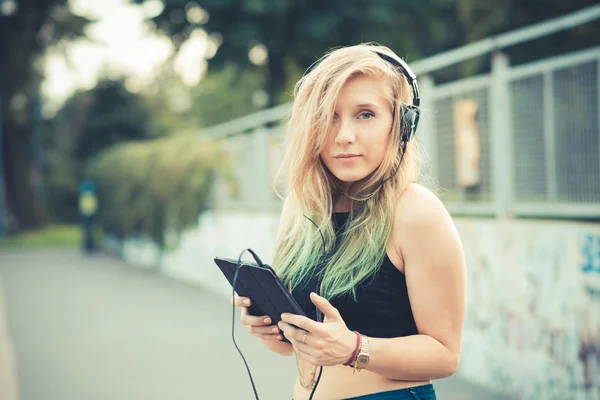 Beautiful young blonde hair woman hipster listening music — Stock Photo, Image