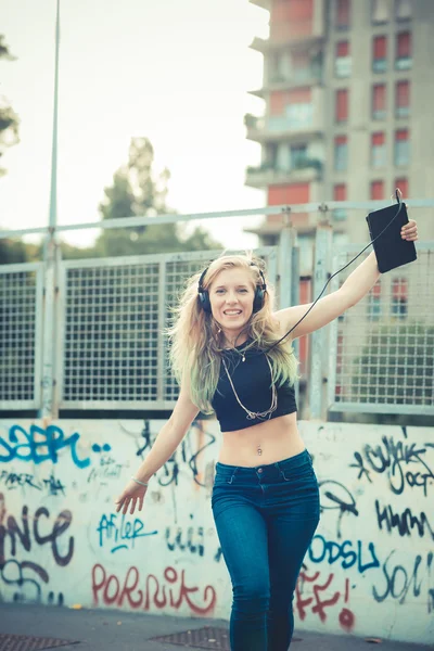 Vackra unga blonda hår kvinna hipster lyssnar musik — Stockfoto