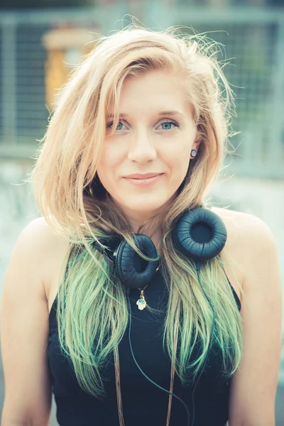 Schöne junge blonde Haare Frau Hipster Musik hören — Stockfoto