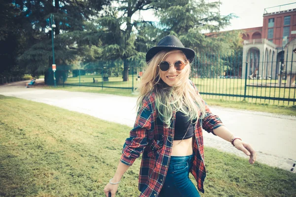 Mooie jonge blonde haren vrouw hipster — Stockfoto