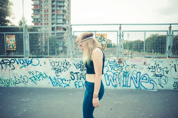 Piękne młode blond włosy kobieta hipster — Zdjęcie stockowe