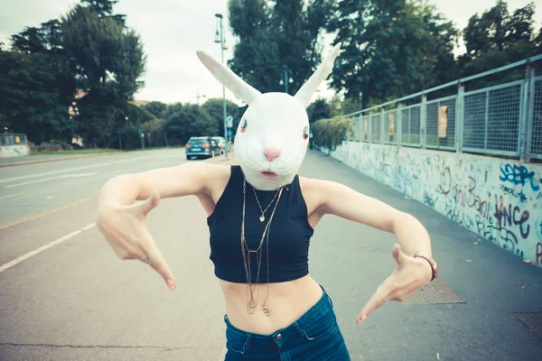 Maschera coniglio donna abusrd irreale — Foto Stock