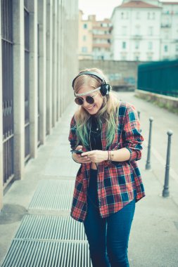 genç güzel sarışın kadın hippi müzik dinleme