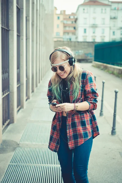 Hermosa joven rubia cabello mujer hipster escuchar música — Foto de Stock