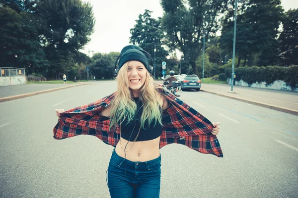 Schöne junge blonde Haare Frau Hipster Musik hören — Stockfoto
